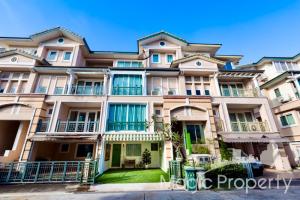 For SaleTownhouseYothinpattana,CDC : 3 Bedroom Townhouse for Sale in Crystal Ville, Lat Phrao, Bangkok