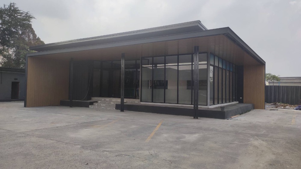 For RentShowroomOnnut, Udomsuk : Showroom + office + warehouse New, ready to move in, good location, next to the expressway, entering the city center in 10 minutes. Parking for more than 12 cars