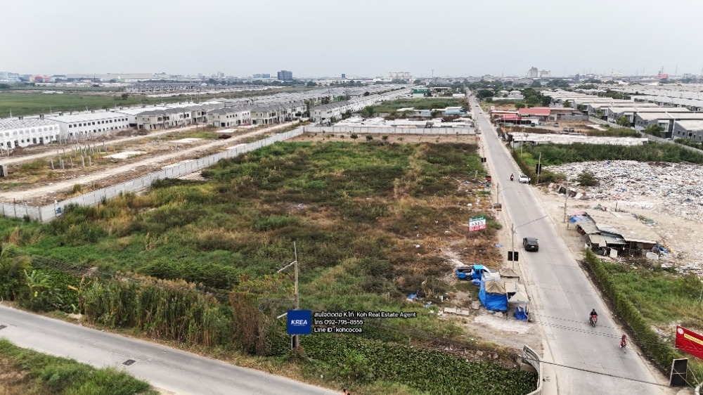 For SaleLandPathum Thani,Rangsit, Thammasat : urgent!!! Land size 4-0-0 rai, road frontage 100 meters, near Future Park Rangsit. Surrounded by various project villages. Lower than the appraised price!!!