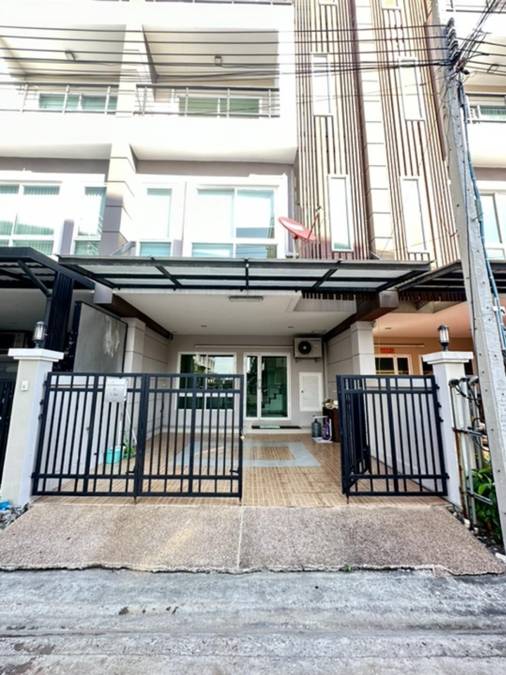 For RentTownhousePattanakan, Srinakarin : Home office for rent, 50 meters from Suan Luang Rama 9 BTS Station, Soi Srinakarin 42, with air conditioning in every room, 5 bedrooms, 4 bathrooms, 35,000/month.