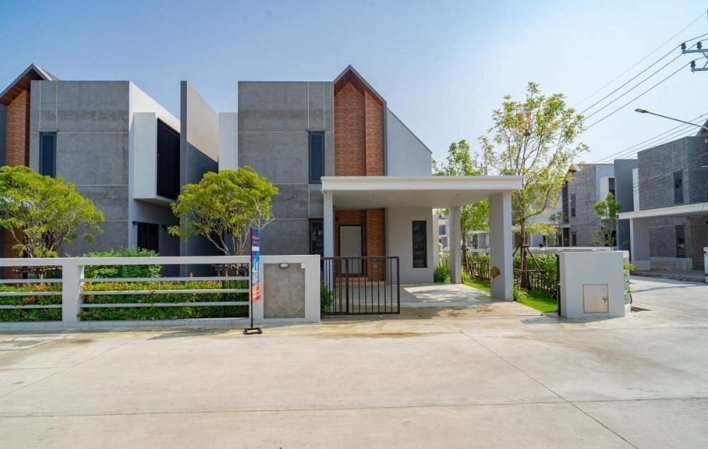 For SaleHousePathum Thani,Rangsit, Thammasat : For Sale Semi-Detached House Living Loft Khlong9 Lam Luk Ka Pathum Thani BRE21076