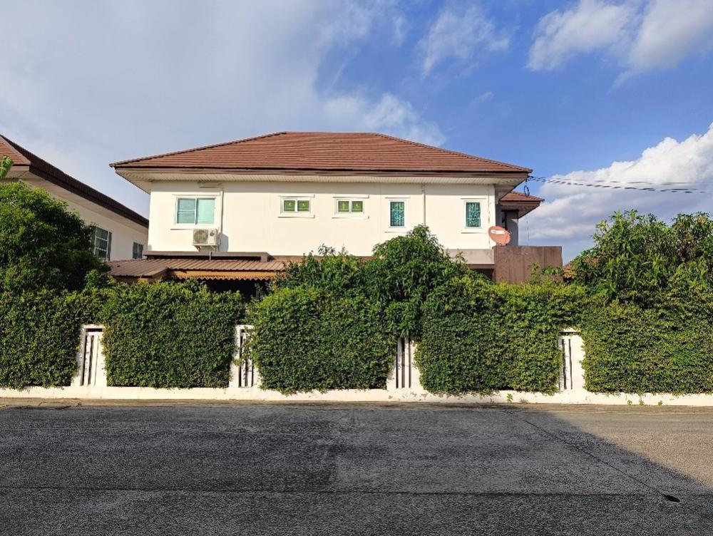 For SaleHouseKorat Nakhon Ratchasima : Sell ​​or rent a two-storey detached house. The Best Project Korat city Usable area approximately 375 sq m., area 99.2 sq m., near the motorway. and a high-speed train station that is being built Near Mittraphap Road, just 500 m.