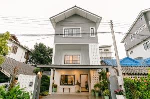 For SaleTownhouseChiang Mai : Townhome 3 floors, Furniture Builin throughout, The village is quiet and peaceful, able to travel in and out by many routes.