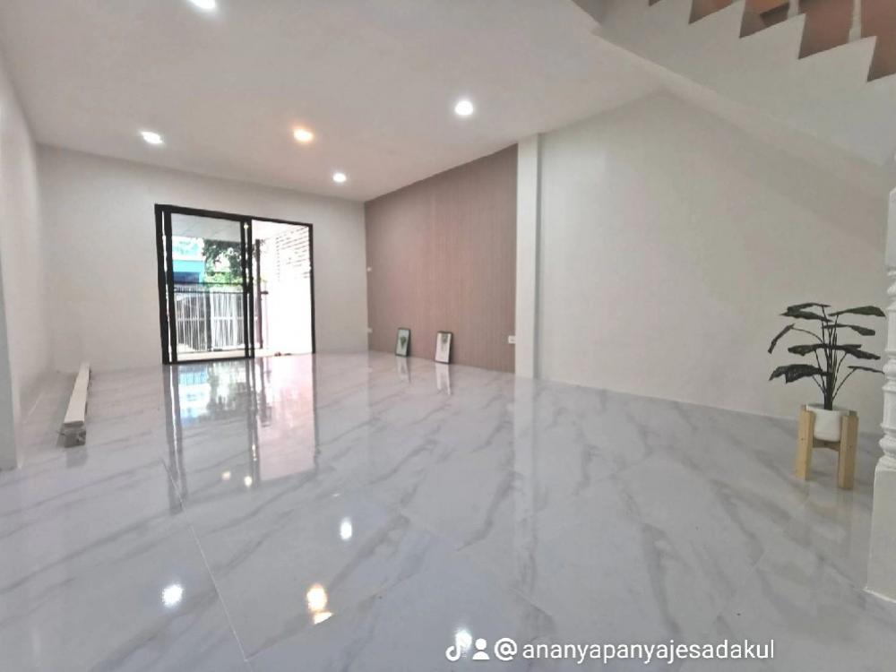 For SaleTownhousePathum Thani,Rangsit, Thammasat : Selling below appraised price 200,000 📌Phrae Maporn Village Thanya Khlong 4, next to Rangsit - Nakhon Nayok Road ✅ 1.55 million baht 📣Special discount to 1.39 million baht 🔹Townhouse, 2 floors, 18 sq m. 🎄🔹2 bedrooms 🔹2 rooms Water🔹1 multi-purpose room🔹1 K