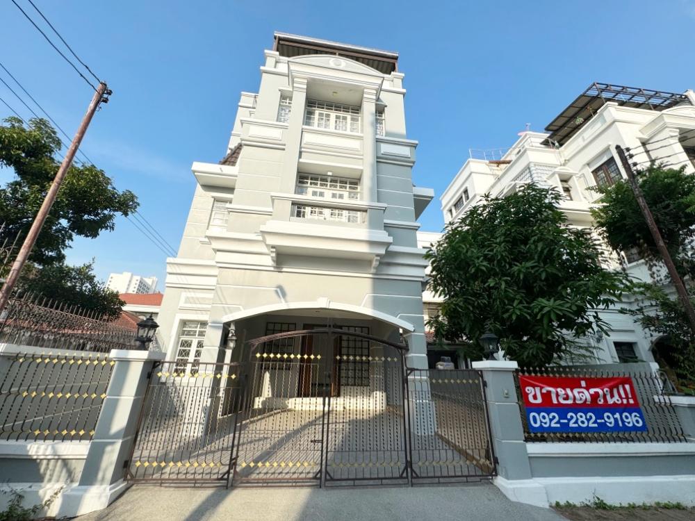 For RentHousePinklao, Charansanitwong : House for rent/sale, Tharinee University, beautiful, brand new. Lots of usable space, good location, close to Central just 500 meters, Borommaratchathani 19 L&H Tel: 0922829196