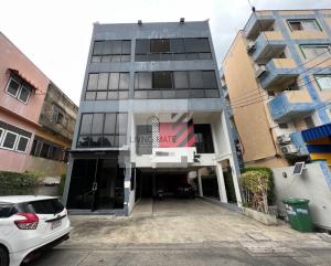 For RentHome OfficeRatchadapisek, Huaikwang, Suttisan : For rent, 4-storey office building + Penthouse, 5th floor, with elevator - Ratchada MRT Cultural Center, suitable for a Home Office, office or studio-type business and can stay > 5 Storey Home Office for rent with elevator at Ratchada