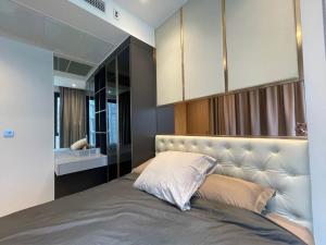 For RentCondoRama9, Petchburi, RCA : 🔥🔥✨🏢LUXURY luxurious The new room is very beautifully decorated!!!! Fully furnished!!!!✨🔥🔥 🎯For rent🎯Ashton Asoke- Rama 9✅1Bed✅ 33 sqm. 19th floor (#BTS #MRT📌)🔥✨LINE:miragecondo ✅Fully Furnished