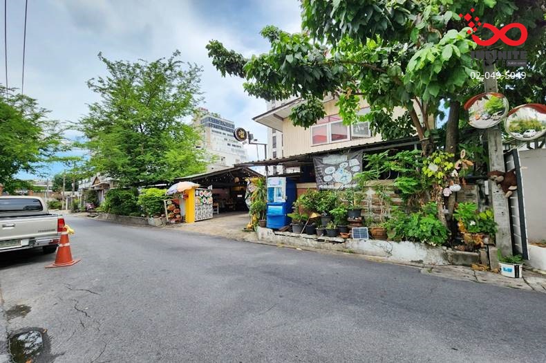 For SaleLandChokchai 4, Ladprao 71, Ladprao 48, : Land for sale with buildings, 111 square meters, Soi Lat Phrao 48, Lat Phrao Road.