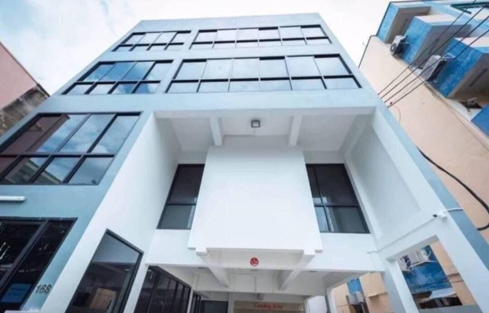 For RentHome OfficeRatchadapisek, Huaikwang, Suttisan : For Rent, New office space, 950 sqm, 5 floors, storage room, complete parking facilities, conveniently located near MRT Cultural Center.