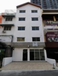 For RentShophouseOnnut, Udomsuk : For rent: Commercial building, 2 floors, excellent location, close to BTS On Nut.