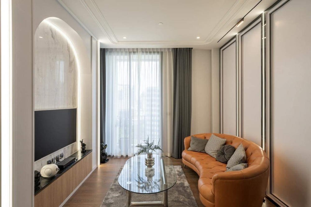 For SaleCondoWitthayu, Chidlom, Langsuan, Ploenchit : 📌 Sell with tenant til 25/7/25
For Sale, a luxurious 1 bed 1 bath modern-style room with fully furnished amenities comes with a complete set of furniture and is move-in ready. Close proximity to BTS Chit Lom.