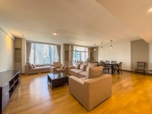 ให้เช่าคอนโดวิทยุ ชิดลม หลังสวน : Newly Renovated Fully Furnished 3 Beds Condo for Rent!