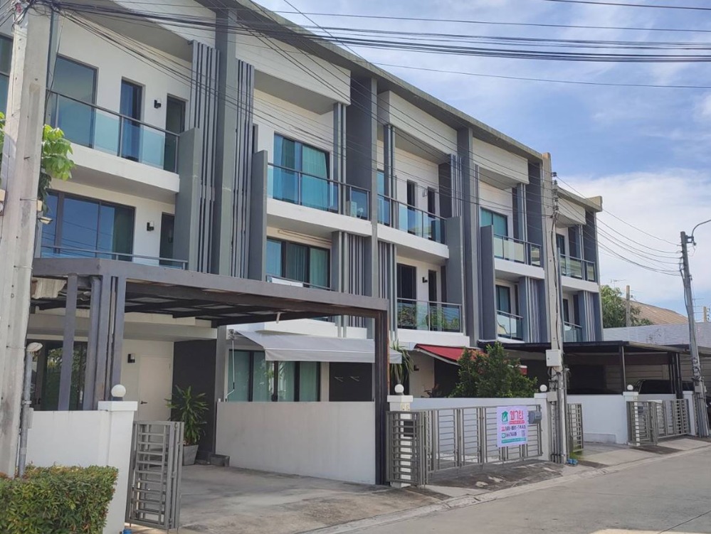 For SaleTownhousePinklao, Charansanitwong : ✅✅3-story townhome for sale - Cherkoon Sathorn-Ratchaphruek Soi Suan Phak, near Central Westville, convenient travel, special price.