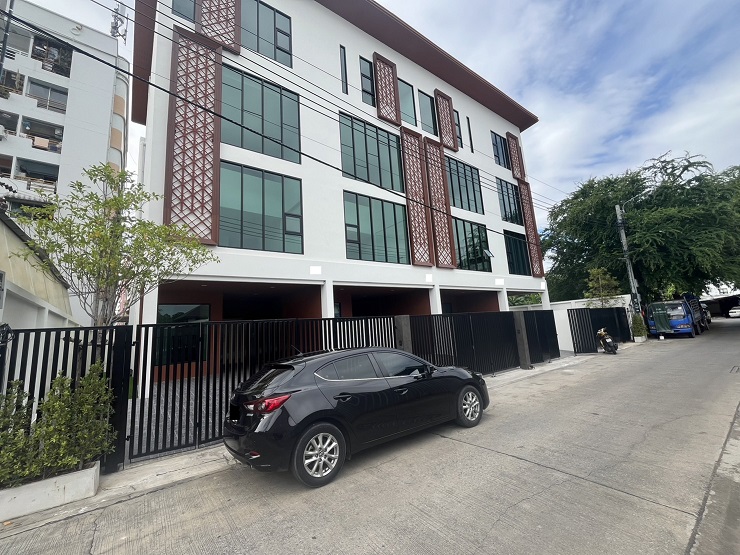 For RentHome OfficeChokchai 4, Ladprao 71, Ladprao 48, : Tel. 081-632-0632 Home Office for rent, 4 floors, new condition, Lat Phrao 71, Soi Nakniwat 37, corner unit, air conditioning throughout the building / parking for 3 cars / can be used as an office, can register a company.