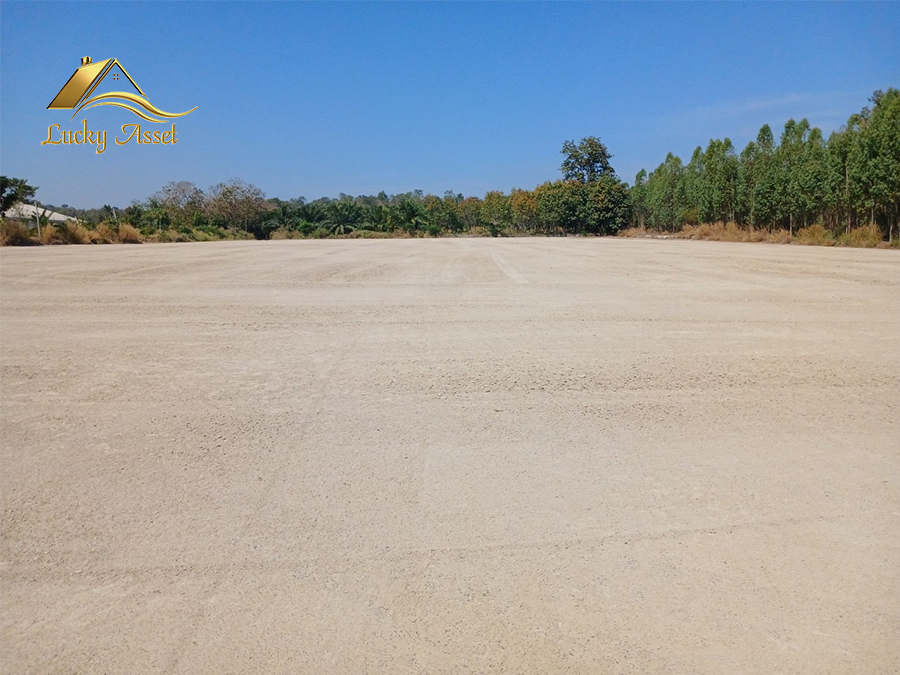 For SaleLandKorat Nakhon Ratchasima : Land with a full cement yard, Takman yard, size 14 rai 1 ngan 40 sq m (N.S. 3 Kor), price 14 million baht, free transfer.