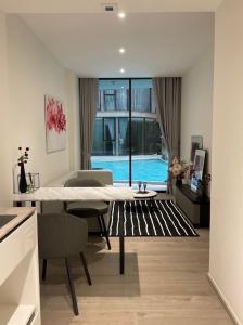 For RentCondoSukhumvit, Asoke, Thonglor : Condo for rent Fynn Asoke, beautifully decorated room, fully furnished. Ready to move in