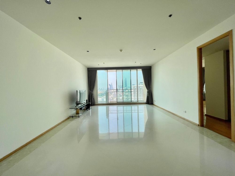 ขายคอนโดสาทร นราธิวาส : Spacious 2 bed with open view unit on high floor at The Empire Place for sale