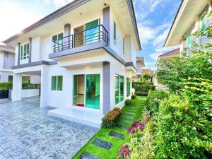 For SaleHousePathum Thani,Rangsit, Thammasat : Single house with beautiful garden. #Life Bangkok Boulevard .(Rangsit Khlong 3) near Future, only 5.99 million, detached house, 3 bedrooms, 3 bathrooms, 2 parking spaces, 50.3 sq m., usable area 177 sq m..in front of the house. Facing south. If interested