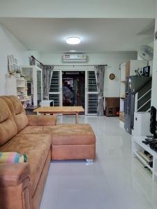 For RentTownhouseLadkrabang, Suwannaphum Airport : House for Rent 23,000 Baht/Month, 37 Sqw, located in Pravate, Bangkok. 5 minutes driving to Air Port Rail Link