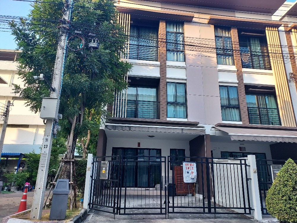 For SaleTownhouseThaphra, Talat Phlu, Wutthakat : Baan Klang Muang Kanlapapruek townhome, beautiful location. Fully equipped with amenities