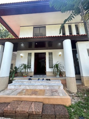 For RentHousePattanakan, Srinakarin : Two large detached houses for rent, connected together, beautifully decorated, lots of usable space, 5 bedrooms, 5 bathrooms, complete with air conditioning in every room. Built-in furniture, rental price 100,000 baht, Srinakarin Road.