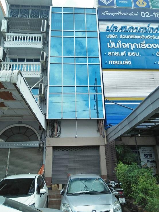 For RentTownhousePattanakan, Srinakarin : For rent, 4.5-storey building, 300 sq m., Srinakarin area, on Srinakarin Road, near MRT Suan Luang, MRT Si Udom Paradise, next to the Land Office.