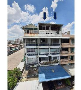 For SaleShophouseRama9, Petchburi, RCA : 5.5-storey commercial building with 2 shophouses, centrally located in the city for convenient transportation.