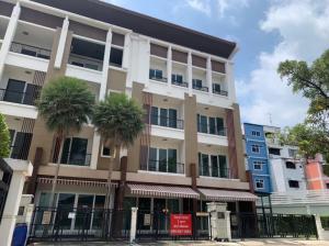 For RentHome OfficeRathburana, Suksawat : Home office with 4 floors. Located within the townhome community on Rama 3 - Suk Sawat. Adjacent to the MRT Purple Line