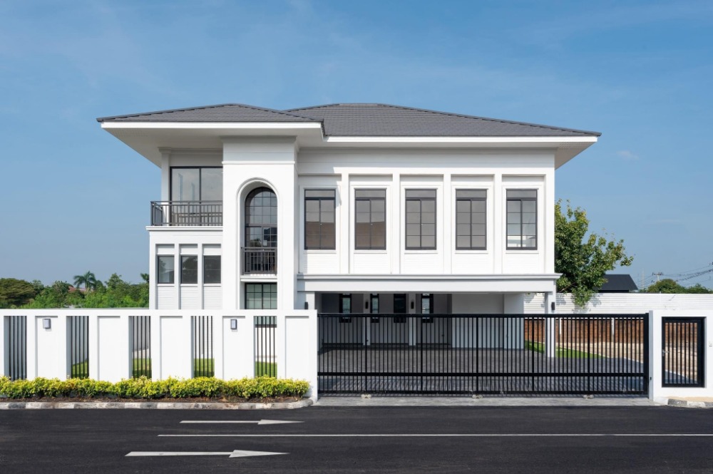 For SaleHousePathum Thani,Rangsit, Thammasat : ♦ Modern Classic ♦ 2-Story Detached House, 3 Bedrooms | 128.00 sq.w. 453.00 sq.m. | Near T.S.R. Bangpoon Golf Driving Range 6 mins, Future Park Rangsit 11 mins