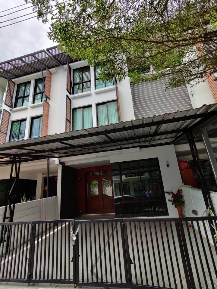 For RentTownhouseOnnut, Udomsuk : Townhome for rent Areeya Sukhumvit, beautifully decorated, air conditioning, built-in furniture. There are 3 bedrooms, 3 bathrooms, 1 maids room. Rental price 35,000 baht