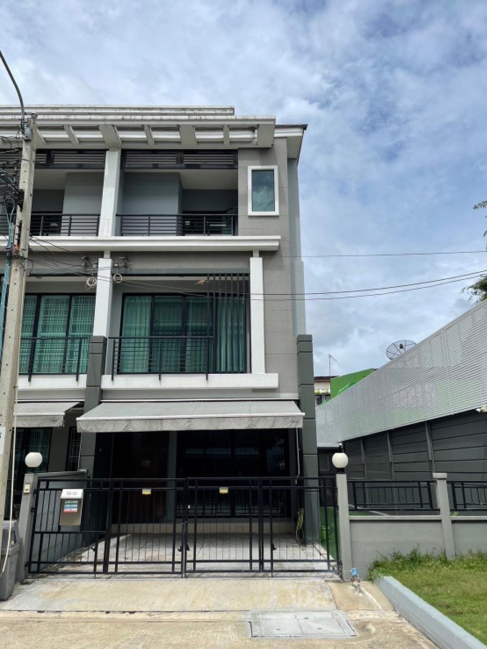 For SaleTownhouseRathburana, Suksawat : 3-storey townhome with extra space for sale at Baan Klang Muang Suksawat , 32.6 sq wah, luxuriously decorated, built-in furniture with premium materials in a prime location, next to the main road and MRT station.