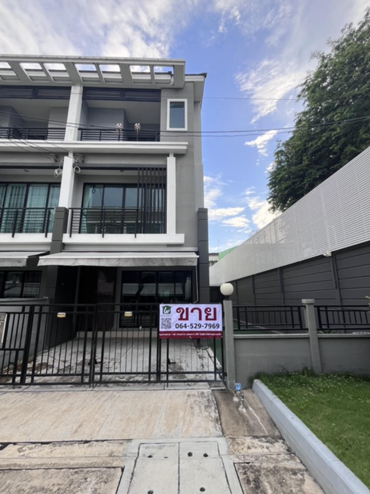 For SaleTownhouseRathburana, Suksawat : 3-storey townhome with extra space for sale at Baan Klang Muang Suksawat , 32.6 sq wah, luxuriously decorated, built-in furniture with premium materials in a prime location, next to the main road and MRT station.