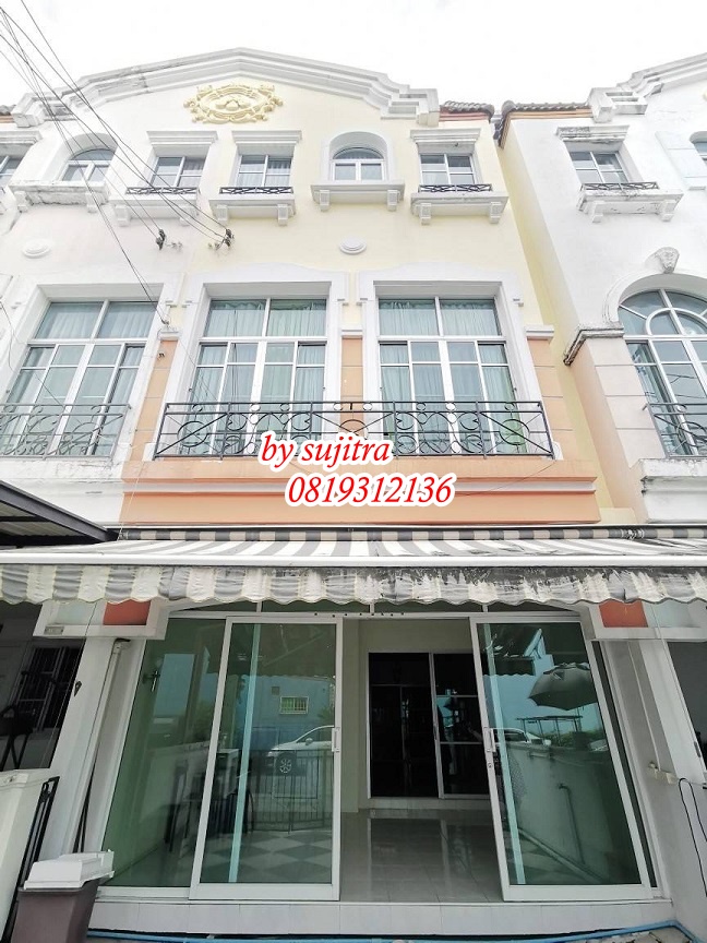 For RentTownhousePattanakan, Srinakarin : For rent: 3-storey townhouse, 25 sq m, located in the city center, On Nut.