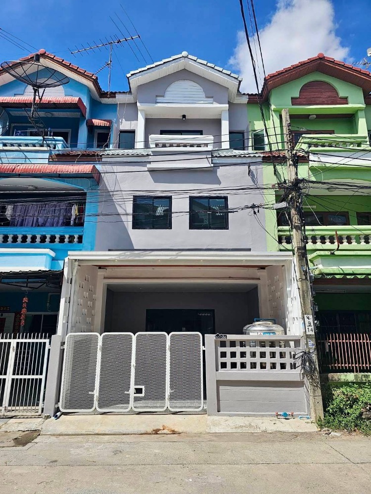 For SaleTownhouseNawamin, Ramindra : 2-story townhouse, Ploenwipha Village, Soi Ramintra 40, intersection 33-5, Fashion Island, The Promenade, Central Ramintra, Siam Park, Safari World, Pink Line Train.