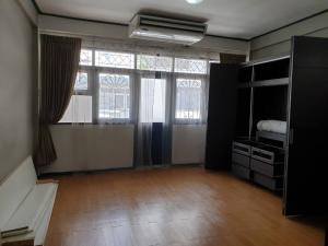 For RentCondoSilom, Saladaeng, Bangrak : Studio room for rent, Soi Silom 1, next to BTS Saladaeng.(Room in a shophouse)