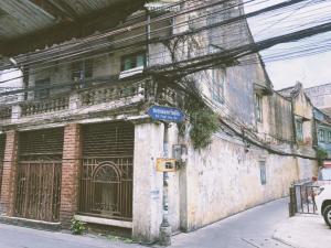 For RentRetailYaowarat, Banglamphu : Ancient Chinese house for rent, more than 200 years old, from the reign of King Rama III, 86 sq m, Talat Noi area, near Yaowarat, car access, house from a period similar to Lhong 1919.