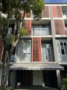 For SaleTownhouseNawamin, Ramindra : Luxury townhome for sale, Siamese Blossom @ Fashion: Siamese Blossom @ Fashion, plot in front of the garden, not the house opposite Bangkok.