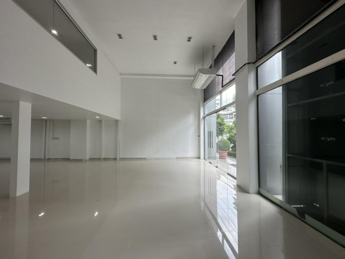 For RentShowroomRama9, Petchburi, RCA : Showroom for rent, 240 sq m., good location, on the main road, Petchburi New Road