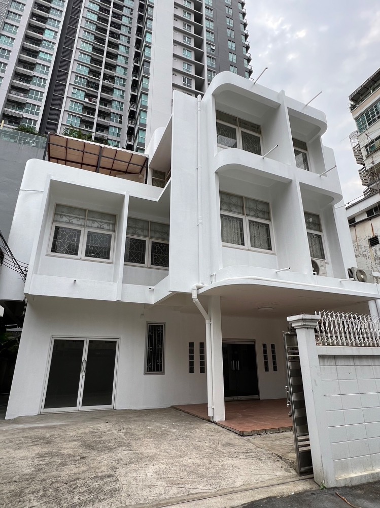 For RentHouseSathorn, Narathiwat : Single house for rent in the heart of Sathorn, walk 600 meters to BTS Chong Nonsi, can do Airbnb, in the business district, complete with food, convenient travel.