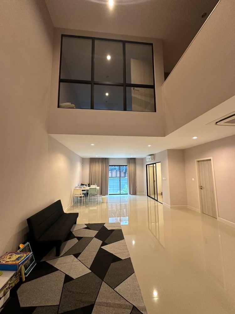 For SaleTownhousePattanakan, Srinakarin : ♦ Best Price ♦ 2-story single house, 34.00 sq.w., 285.00 sq.m. | 3 bedrooms, 2 parking spaces | Close to ABAC 7 mins, Vibhavadi Hospital 8 mins, The Mall Bangkapi 8 mins.