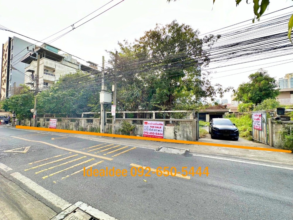 For SaleHouseLadprao, Central Ladprao : House for sale with land, 377 sq m, commercial and business location. Near Central Ladprao Union Mall Big C Extra 🤩 located in Soi Lat Phrao 15, Intersection 1