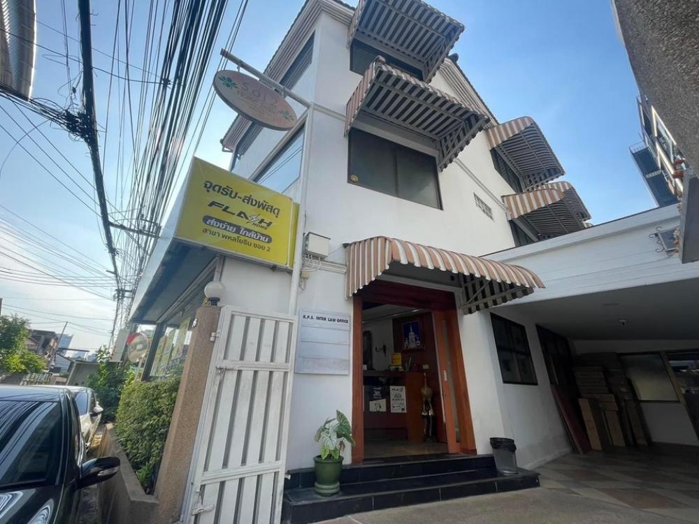 For RentTownhouseAri,Anusaowaree : ❤️❤️ 3-storey building for rent and space on the side of the building, area 360 square meters 🤑 100000 baht per month 🤑 Can rent each floor separately. Can negotiate price, can renovate 📍Location Phahonyothin Soi 2 33/1 Phaya Thai, Samsen Nai, next to cla