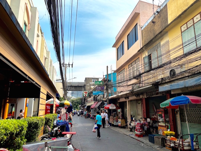 For SaleShophouseAri,Anusaowaree : Commercial building, 2 units, 23 sq m, Victory Monument area. Enter Soi Phahonyothin 1 (Soi Luecha) for 50 meters. Business location, earning income from collecting rent next to the building. Near Phyathai 2 Hospital, near the expressway, near BTS Sanam P