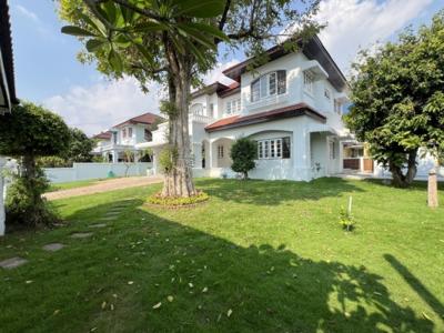 For SaleHouseSamut Prakan,Samrong : Single house for sale, Ladawan Srinakarin, Sridan 14 (Land & Houses), corner house, area 147 sq m., house 520 sq m., water view, next to the lake, has a maids room.