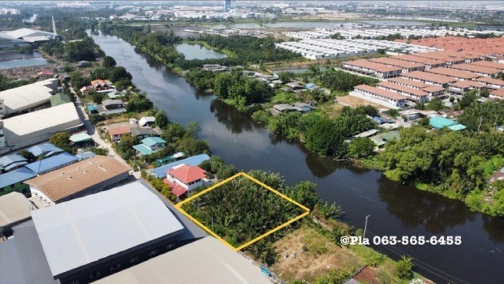 For SaleLandSamut Songkhram : Waterside land for sale next to Sanam Chai Canal, Phanthai Norasing Subdistrict, Samut Sakhon Province, Khlong Sanam Chai, Thailand.