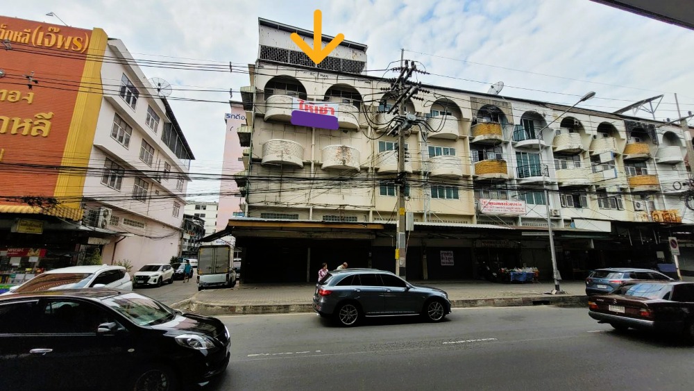 For SaleShophouseMahachai Samut Sakhon : A location with many benefits! Commercial building for sale, shophouse, 2 units, corner room, next to the main road, Phutthamonthon Sai 4, Om Noi, 4 and a half floors, good condition, great price!! Suitable for running a business, restaurant, spa, car rep