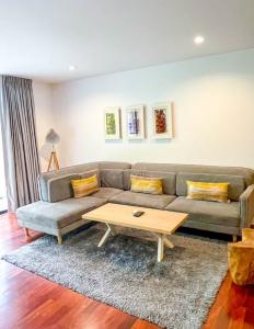 ให้เช่าคอนโดวิทยุ ชิดลม หลังสวน : Service apartment in Tonson for rent 225 sqm 3beds 3baths 140,000 per month