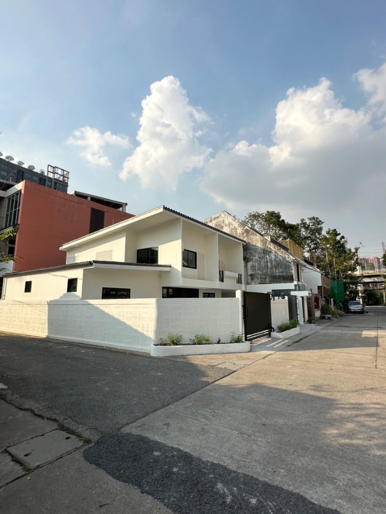 For SaleHousePattanakan, Srinakarin : 2-story detached house, Soi Phatthanakan 12, newly renovated, size 60 sq m, 240 sq m, 3 bedrooms, 3 bathrooms, no need to pay common fees. near hospital