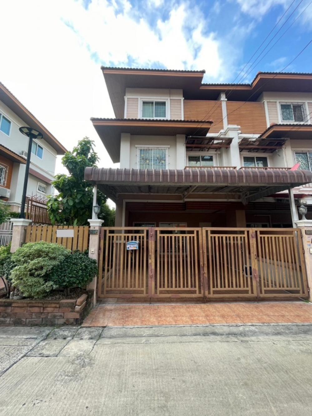 For SaleTownhouseRama5, Ratchapruek, Bangkruai : Green Park Village (Soi Chitnarong 10), Bang Kruai-Jong Thanom Rd. 3-storey townhouse #front edge #negotiable 3 bedrooms, 3 bathrooms, 2 kitchens, 1 living room, 2 parking spaces #Green Park Village #Green Park Village, Bang Kruai Jong Thanom Road