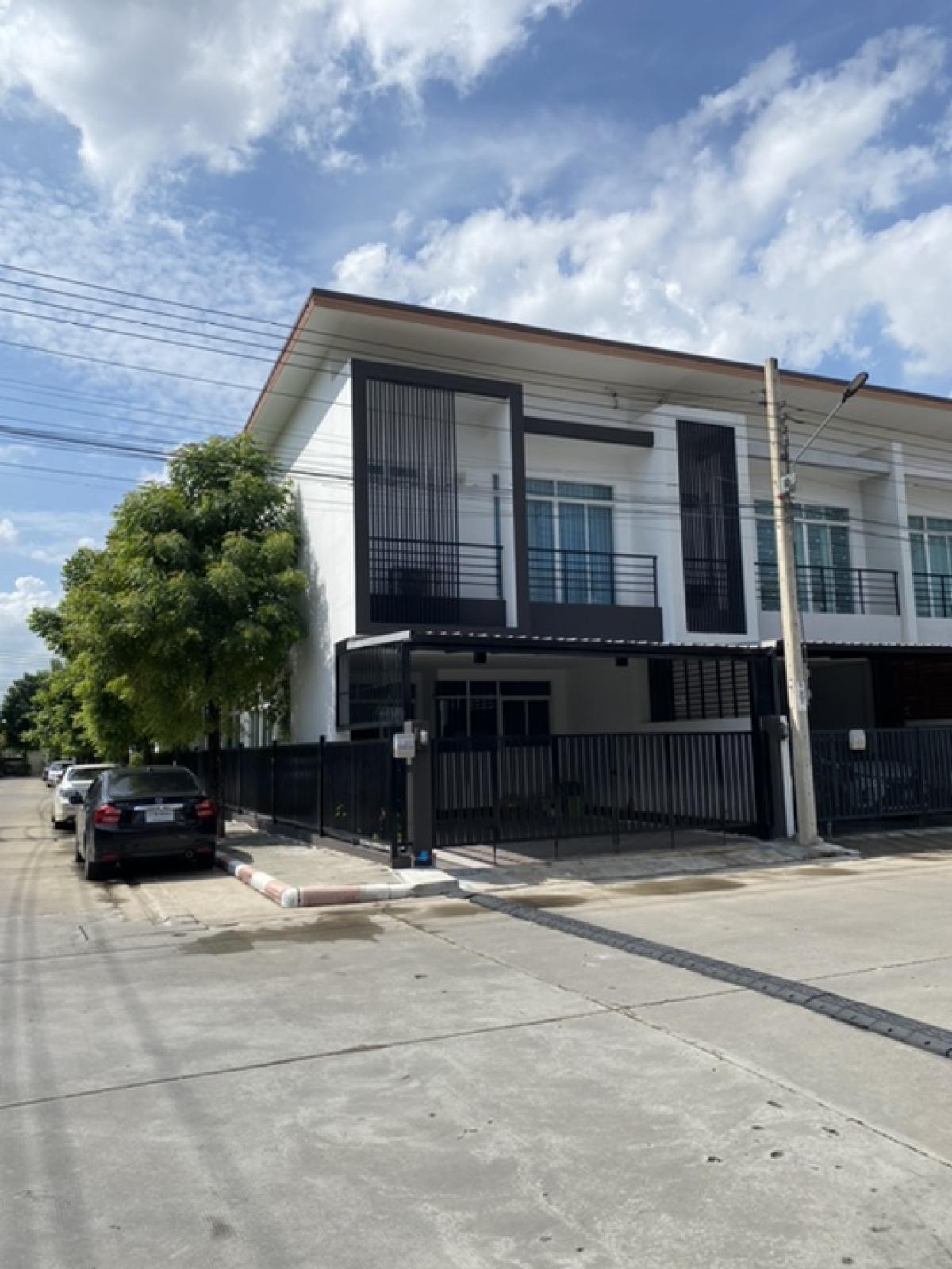 For RentTownhouseBang kae, Phetkasem : Home for Rent ! The miracle plus 2 , 2 floors3 bed 3 bathroom 4 carpark, full furniture ,30 minute to Satorn , foreigners welcome Tel 081-1011954